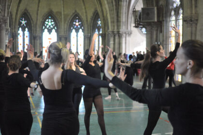 Danseurs en répétition pour le spectacle "L'ile du Paon Flamboyant" au Zénith d'Amiens, avril 2015, produit par l'association Entre-Nous