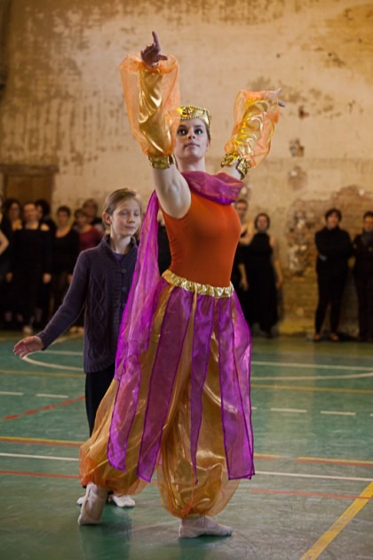 Danseurs en répétition pour le spectacle "L'ile du Paon Flamboyant" au Zénith d'Amiens, avril 2015, produit par l'association Entre-Nous