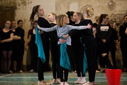 Danseurs en répétition pour le spectacle "L'ile du Paon Flamboyant" au Zénith d'Amiens, avril 2015, produit par l'association Entre-Nous