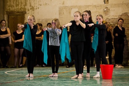 Danseurs en répétition pour le spectacle "L'ile du Paon Flamboyant" au Zénith d'Amiens, avril 2015, produit par l'association Entre-Nous