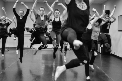 Danseurs en répétition pour le spectacle "L'ile du Paon Flamboyant" au Zénith d'Amiens, avril 2015, produit par l'association Entre-Nous