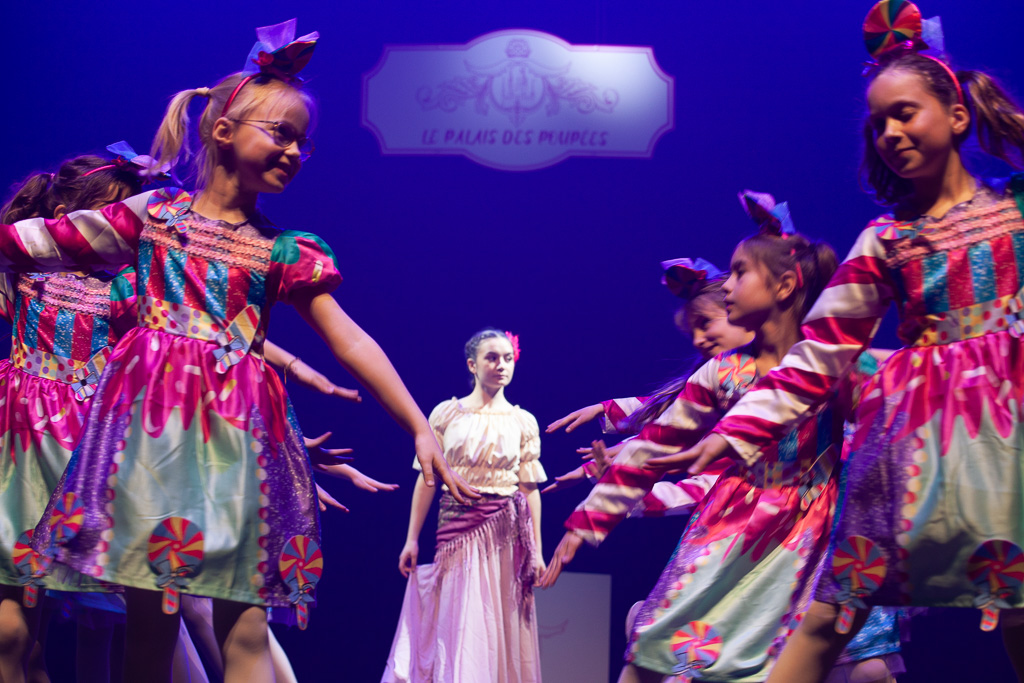 Extrait du spectacle de Danse "La Poupée de Chiffon" produit par l'association Entre-Nous au Zénith d'Amiens