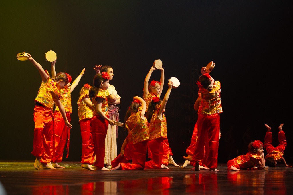 Extrait du spectacle de Danse "La Poupée de Chiffon" produit par l'association Entre-Nous au Zénith d'Amiens