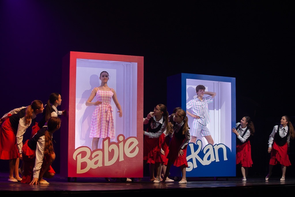 Extrait du spectacle de Danse "La Poupée de Chiffon" produit par l'association Entre-Nous au Zénith d'Amiens