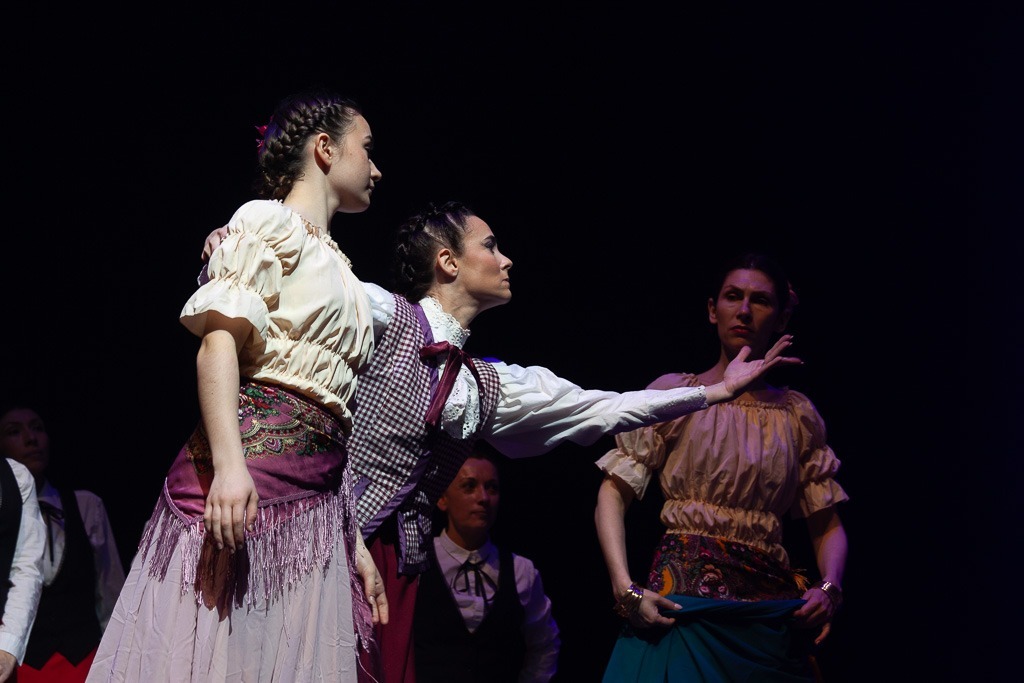 Extrait du spectacle de Danse "La Poupée de Chiffon" produit par l'association Entre-Nous au Zénith d'Amiens