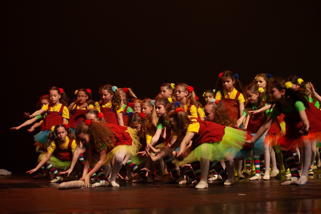 Extrait du spectacle de Danse "La Poupée de Chiffon" produit par l'association Entre-Nous au Zénith d'Amiens