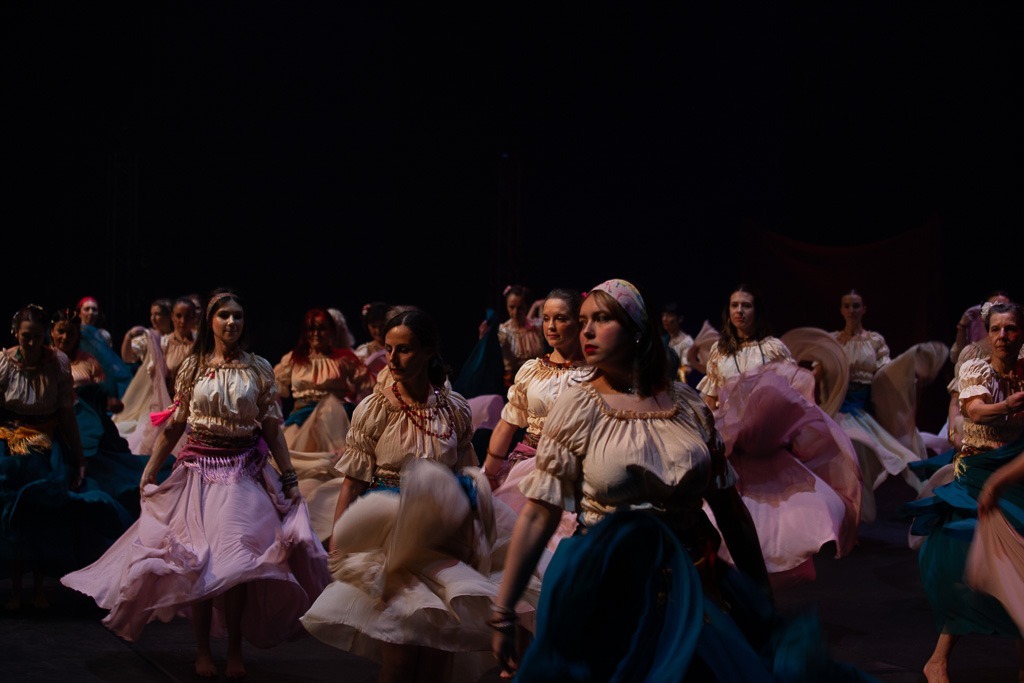 Extrait du spectacle de Danse "La Poupée de Chiffon" produit par l'association Entre-Nous au Zénith d'Amiens
