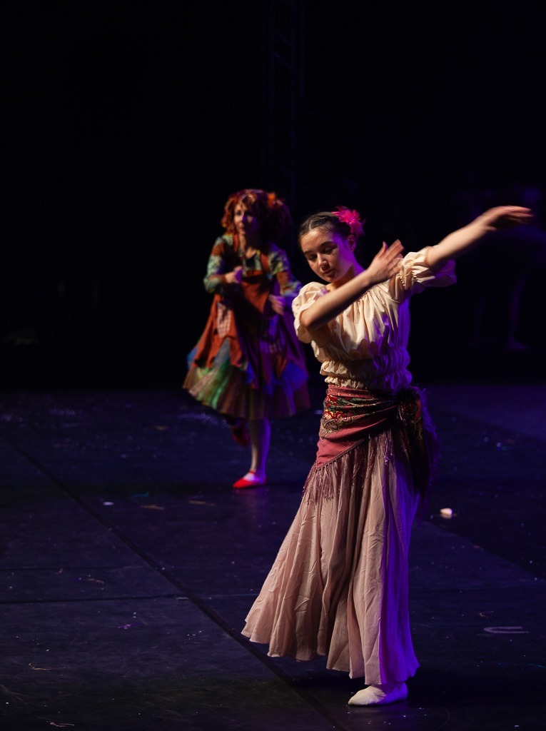 Extrait du spectacle de Danse "La Poupée de Chiffon" produit par l'association Entre-Nous au Zénith d'Amiens