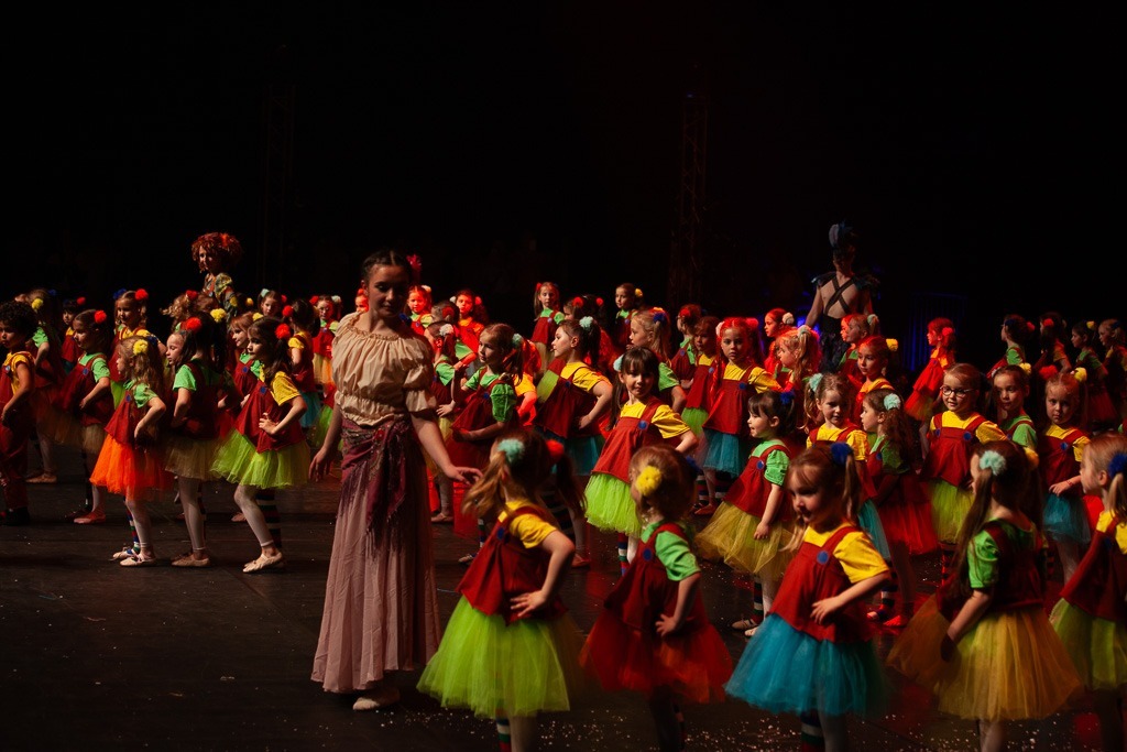 Extrait du spectacle de Danse "La Poupée de Chiffon" produit par l'association Entre-Nous au Zénith d'Amiens