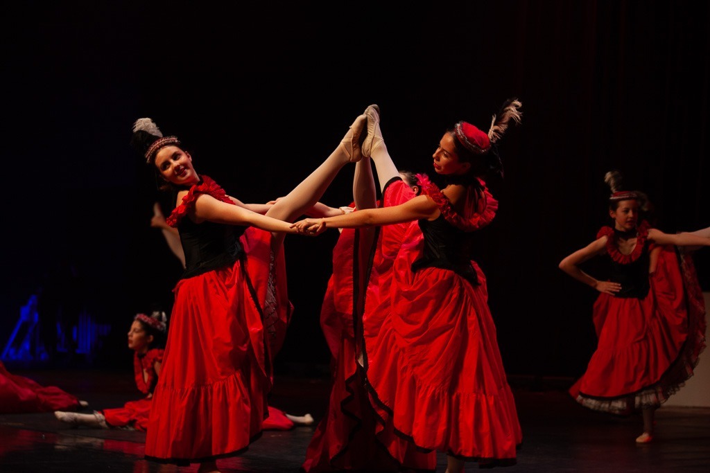 Extrait du spectacle de Danse "La Poupée de Chiffon" produit par l'association Entre-Nous au Zénith d'Amiens