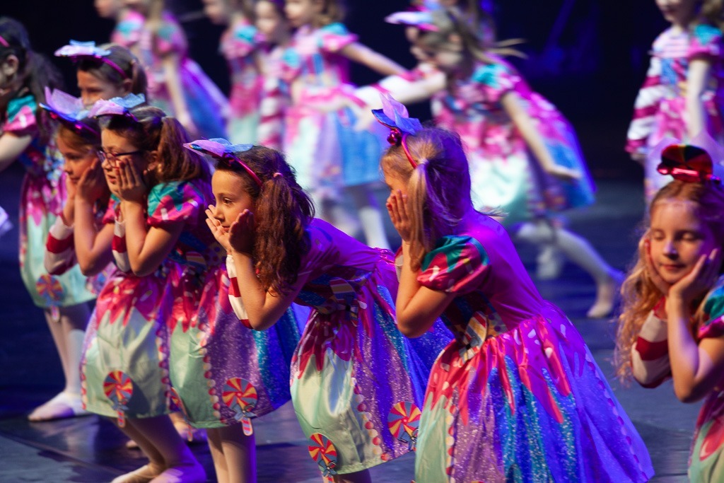 Extrait du spectacle de Danse "La Poupée de Chiffon" produit par l'association Entre-Nous au Zénith d'Amiens
