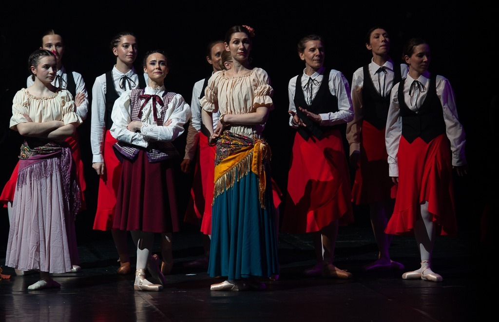 Extrait du spectacle de Danse "La Poupée de Chiffon" produit par l'association Entre-Nous au Zénith d'Amiens