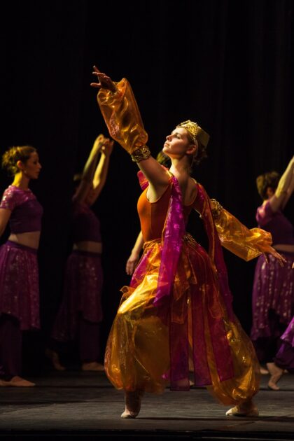Danseurs sur scène lors du spectacle "L'ile du Paon Flamboyant" au Zénith d'Amiens, avril 2015, produit par l'association Entre-Nous