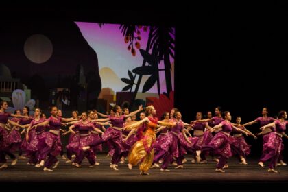 Danseurs sur scène lors du spectacle "L'ile du Paon Flamboyant" au Zénith d'Amiens, avril 2015, produit par l'association Entre-Nous