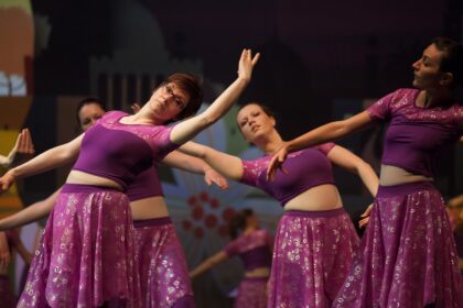 Danseurs sur scène lors du spectacle "L'ile du Paon Flamboyant" au Zénith d'Amiens, avril 2015, produit par l'association Entre-Nous