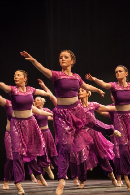 Danseurs sur scène lors du spectacle "L'ile du Paon Flamboyant" au Zénith d'Amiens, avril 2015, produit par l'association Entre-Nous