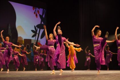Danseurs sur scène lors du spectacle "L'ile du Paon Flamboyant" au Zénith d'Amiens, avril 2015, produit par l'association Entre-Nous