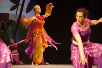 Danseurs sur scène lors du spectacle "L'ile du Paon Flamboyant" au Zénith d'Amiens, avril 2015, produit par l'association Entre-Nous