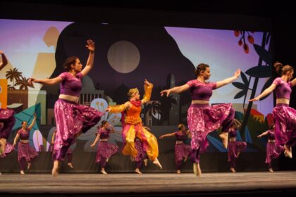 Danseurs sur scène lors du spectacle "L'ile du Paon Flamboyant" au Zénith d'Amiens, avril 2015, produit par l'association Entre-Nous