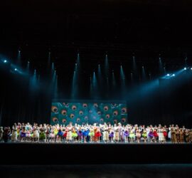 Danseurs sur scène lors du spectacle "L'ile du Paon Flamboyant" au Zénith d'Amiens, avril 2015, produit par l'association Entre-Nous