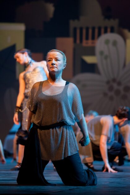 Danseurs sur scène lors du spectacle "L'ile du Paon Flamboyant" au Zénith d'Amiens, avril 2015, produit par l'association Entre-Nous