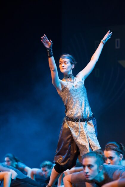Danseurs sur scène lors du spectacle "L'ile du Paon Flamboyant" au Zénith d'Amiens, avril 2015, produit par l'association Entre-Nous