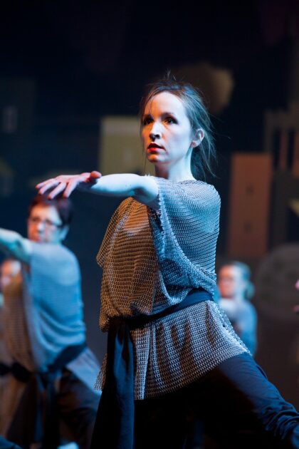 Danseurs sur scène lors du spectacle "L'ile du Paon Flamboyant" au Zénith d'Amiens, avril 2015, produit par l'association Entre-Nous