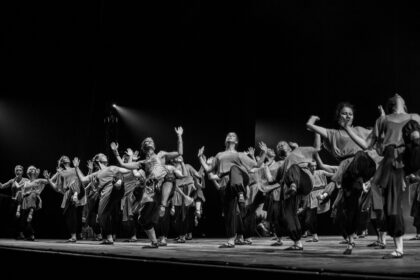 Danseurs sur scène lors du spectacle "L'ile du Paon Flamboyant" au Zénith d'Amiens, avril 2015, produit par l'association Entre-Nous