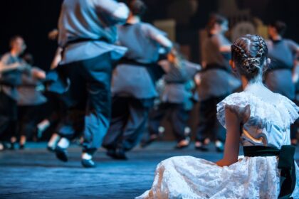 Danseurs sur scène lors du spectacle "L'ile du Paon Flamboyant" au Zénith d'Amiens, avril 2015, produit par l'association Entre-Nous