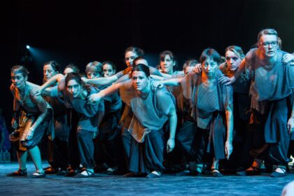 Danseurs sur scène lors du spectacle "L'ile du Paon Flamboyant" au Zénith d'Amiens, avril 2015, produit par l'association Entre-Nous