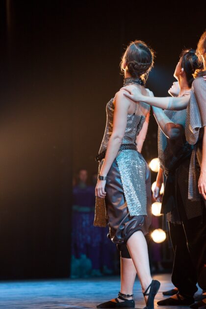 Danseurs sur scène lors du spectacle "L'ile du Paon Flamboyant" au Zénith d'Amiens, avril 2015, produit par l'association Entre-Nous