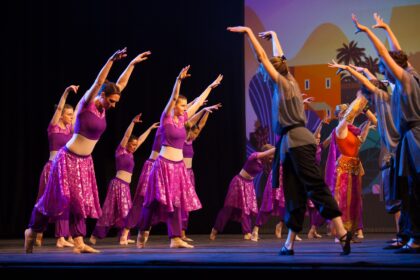Danseurs sur scène lors du spectacle "L'ile du Paon Flamboyant" au Zénith d'Amiens, avril 2015, produit par l'association Entre-Nous