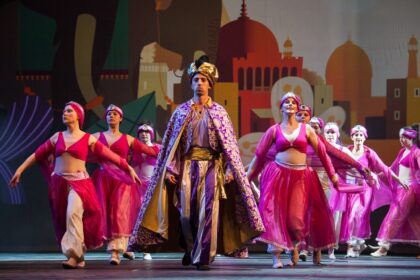 Danseurs sur scène lors du spectacle "L'ile du Paon Flamboyant" au Zénith d'Amiens, avril 2015, produit par l'association Entre-Nous