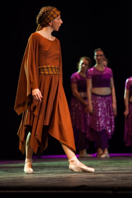 Danseurs sur scène lors du spectacle "L'ile du Paon Flamboyant" au Zénith d'Amiens, avril 2015, produit par l'association Entre-Nous
