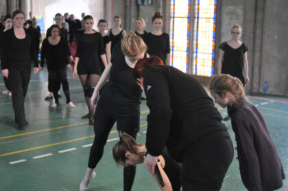 Danseurs en répétition pour le spectacle "L'ile du Paon Flamboyant" au Zénith d'Amiens, avril 2015, produit par l'association Entre-Nous