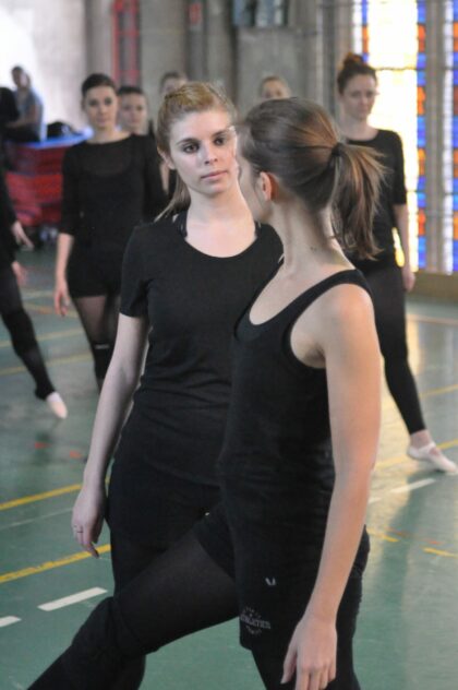 Danseurs en répétition pour le spectacle "L'ile du Paon Flamboyant" au Zénith d'Amiens, avril 2015, produit par l'association Entre-Nous